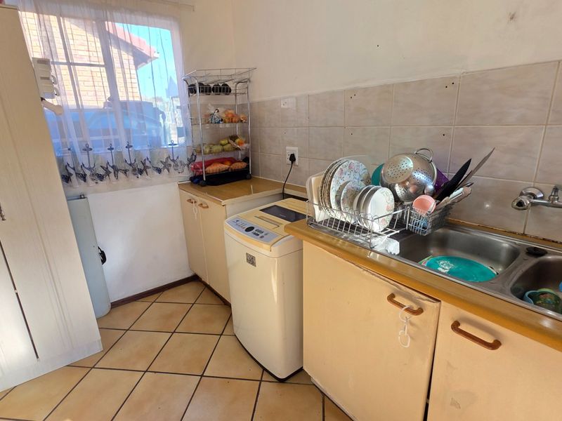 Modern Face Brick Simplex for Sale in Eldoraigne - Photo 5