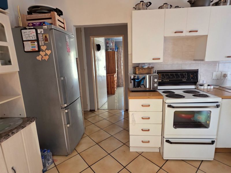 Modern Face Brick Simplex for Sale in Eldoraigne - Photo 4