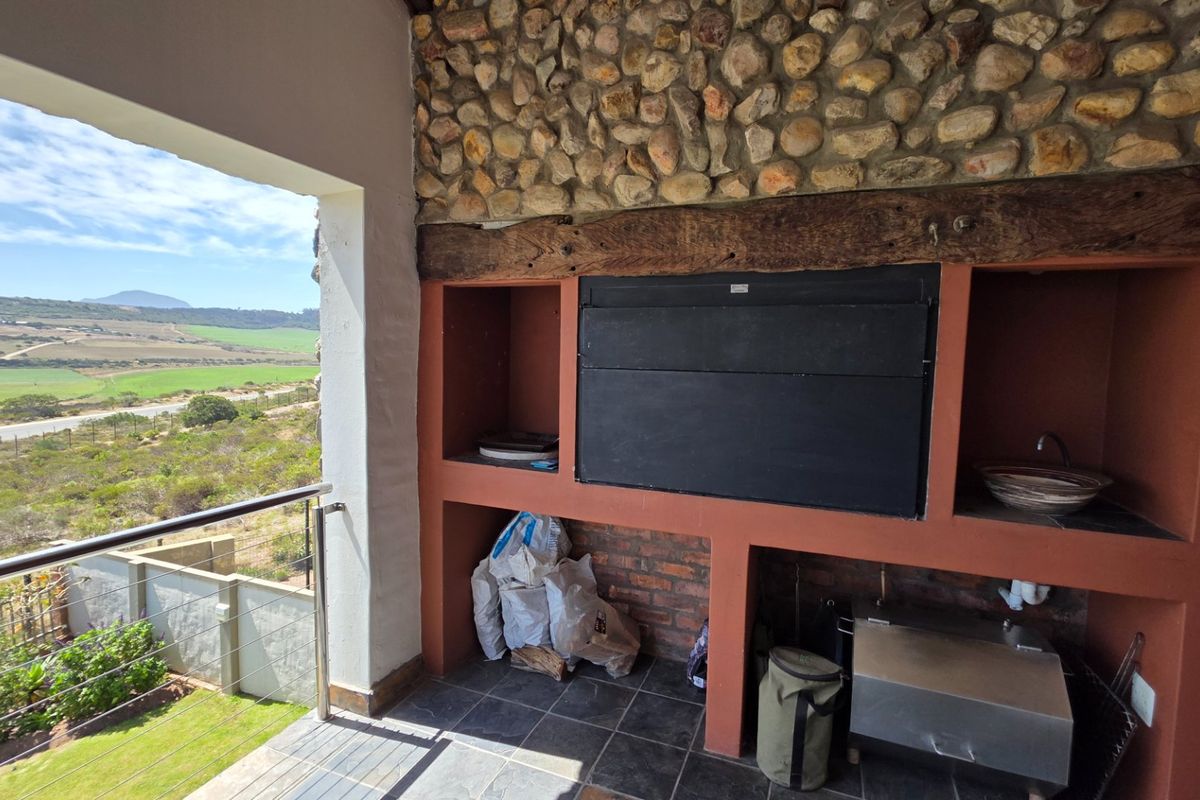 Large House... Entertainers Dream... Beautiful Rural Views !!! - Photo 2