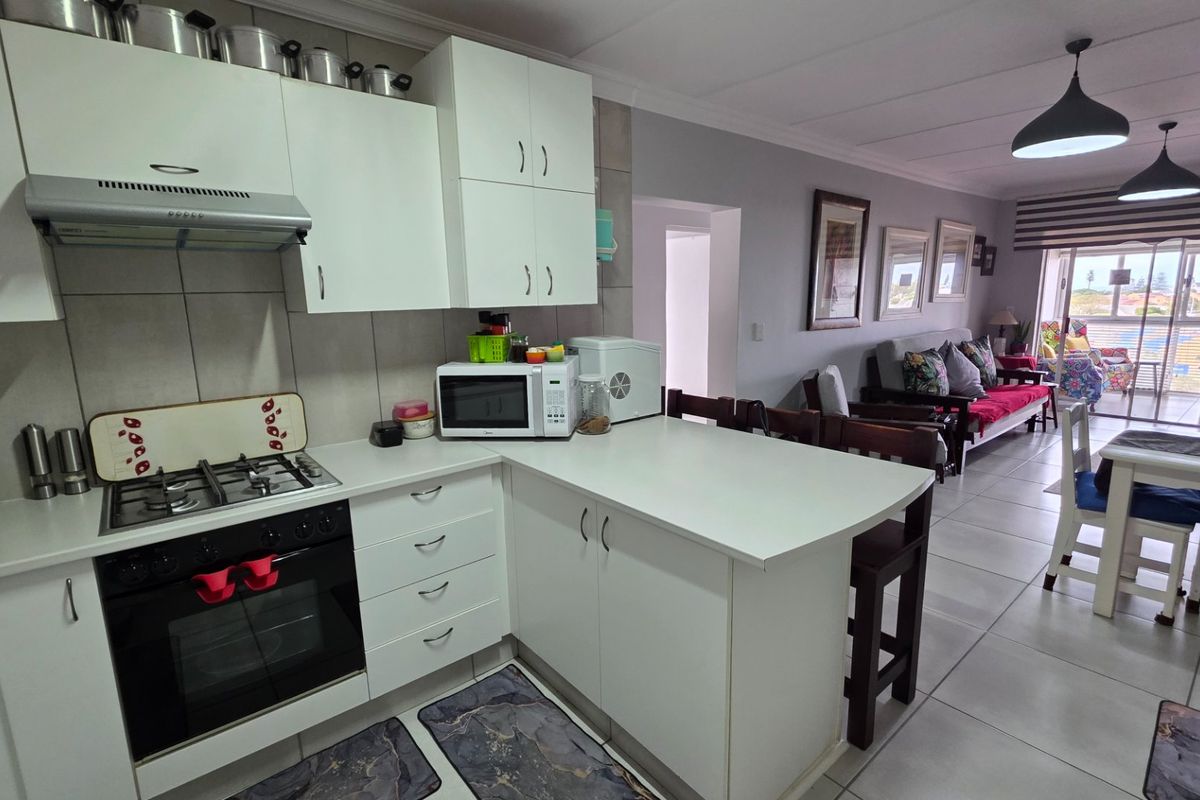 Three Bedroom Apartment... Tandem Garage and Extra Parking... Perfect Location !!! - Photo 2
