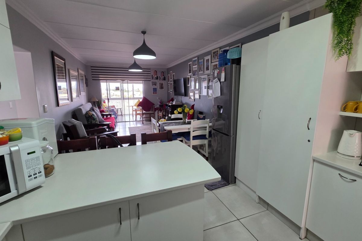 Three Bedroom Apartment... Tandem Garage and Extra Parking... Perfect Location !!! - Photo 4
