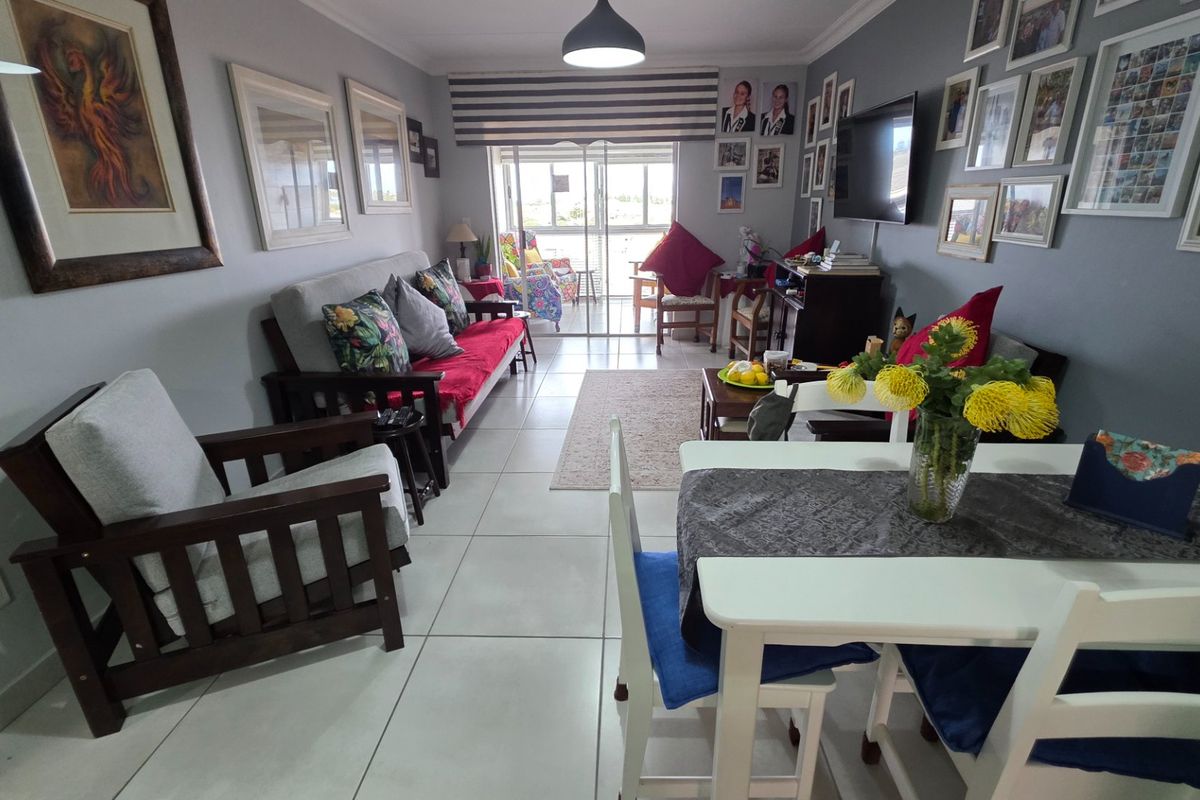 Three Bedroom Apartment... Tandem Garage and Extra Parking... Perfect Location !!! - Photo 5