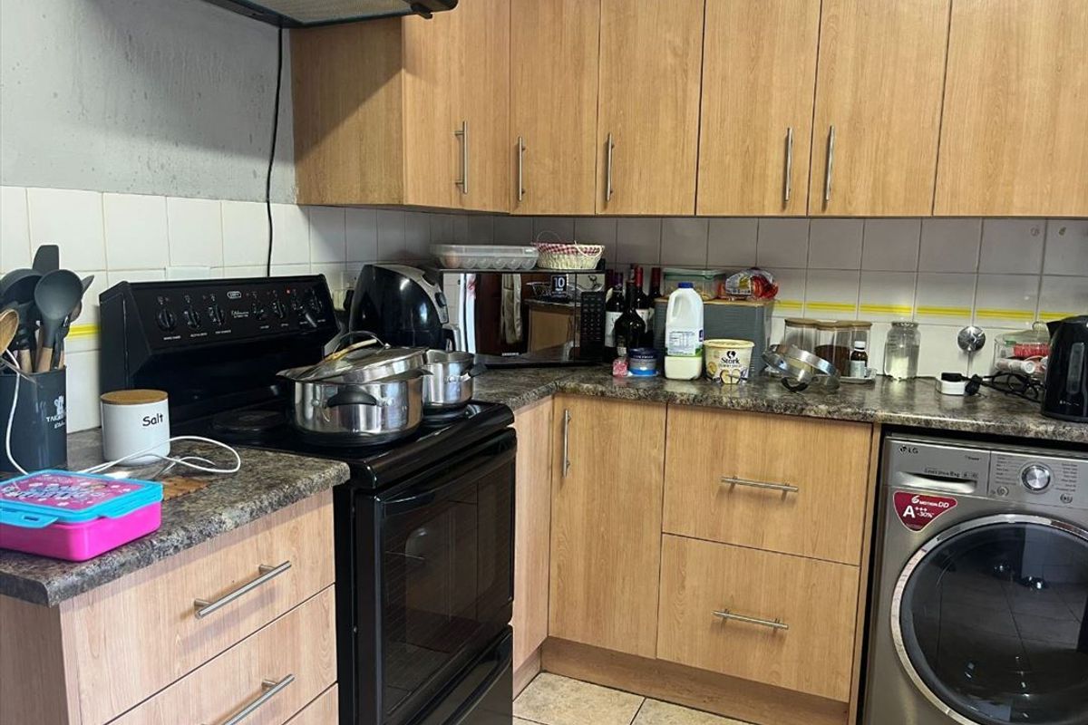 Comfortable 3-Bedroom Family Home with Double Garage - Photo 2