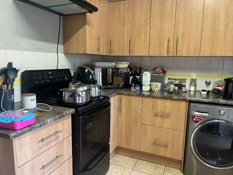 Comfortable 3-Bedroom Family Home with Double Garage - Photo 2