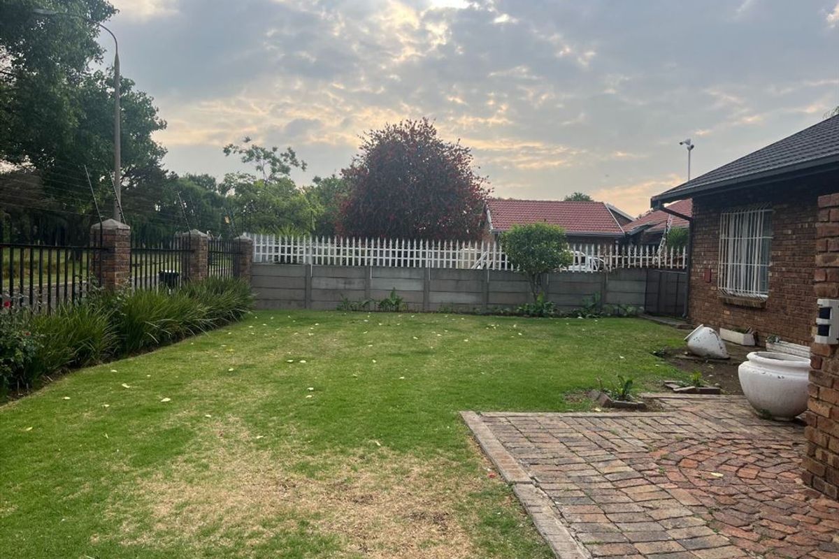 Comfortable 3-Bedroom Family Home with Double Garage - Photo 3