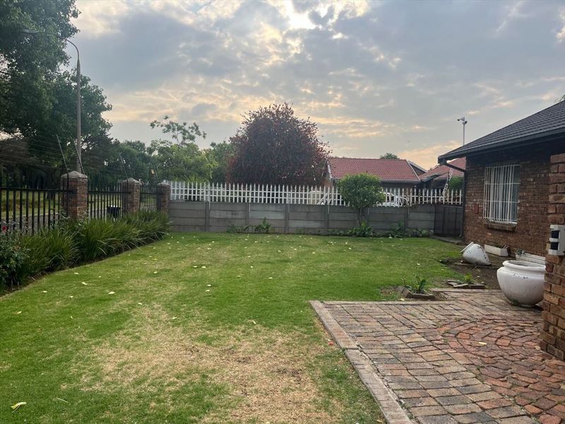 Comfortable 3-Bedroom Family Home with Double Garage - Photo 3