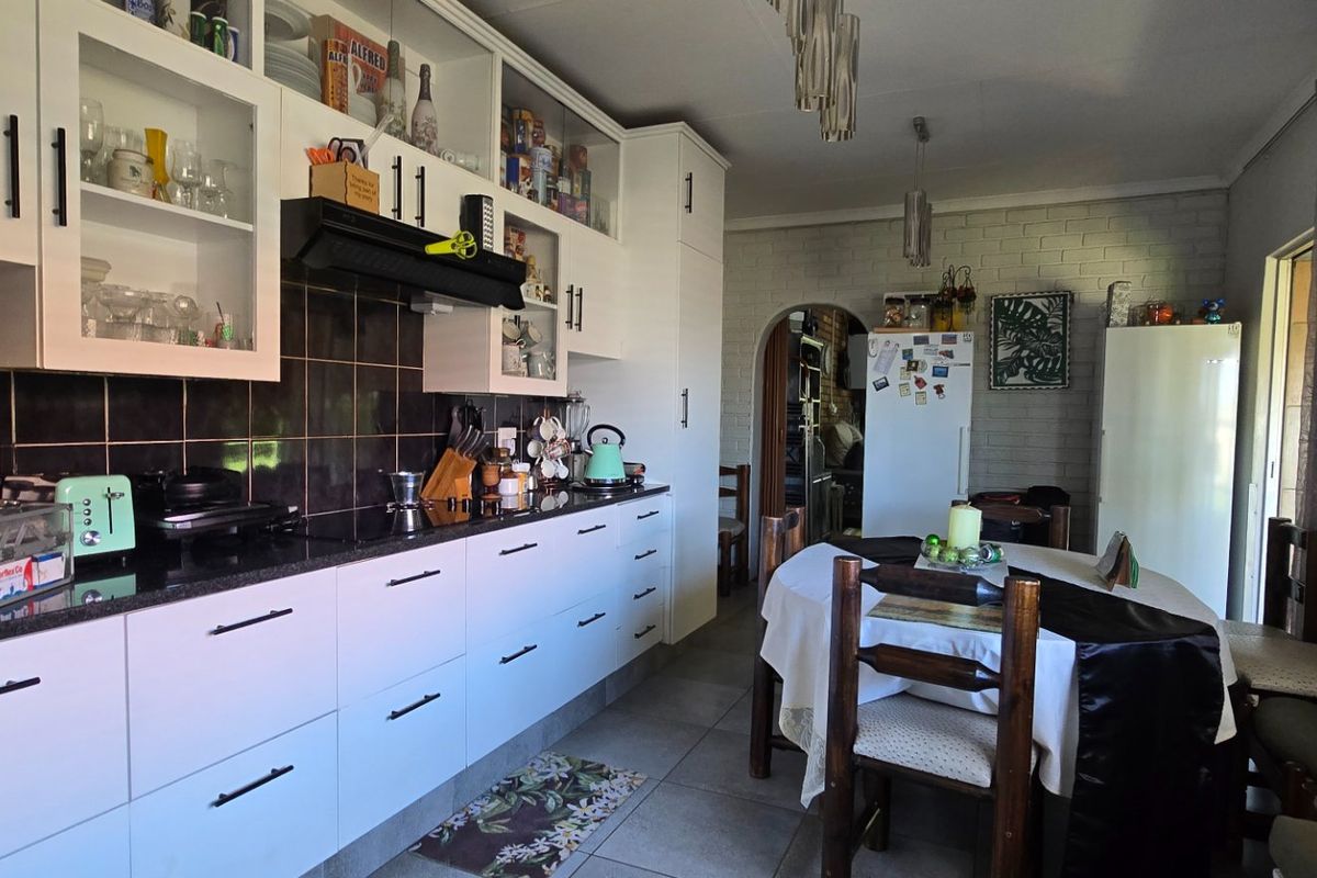 Beautiful Spacious Family Home – Rare Find! - Photo 2