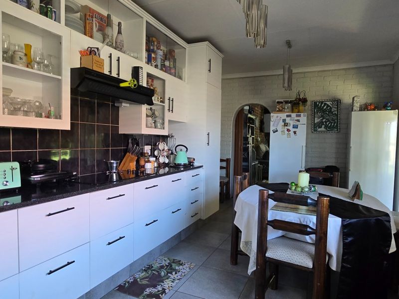 Beautiful Spacious Family Home – Rare Find! - Photo 2