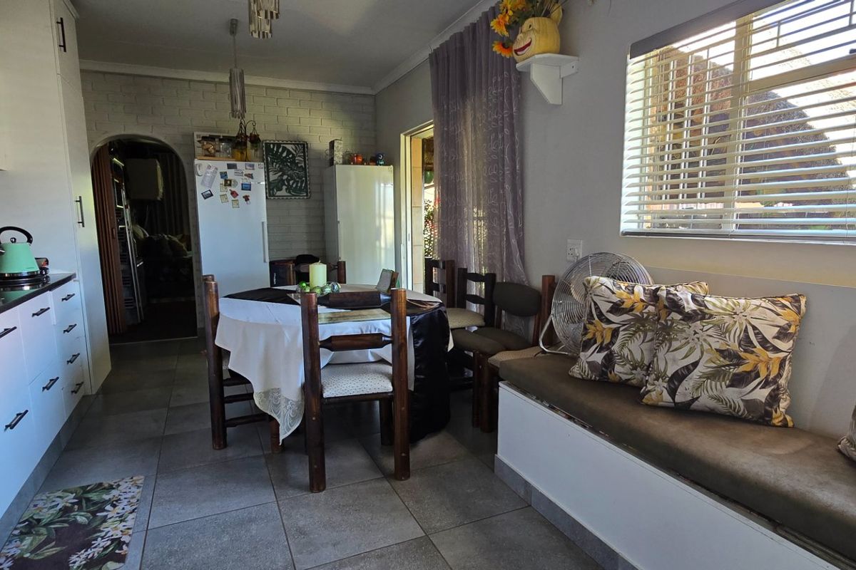 Beautiful Spacious Family Home – Rare Find! - Photo 4