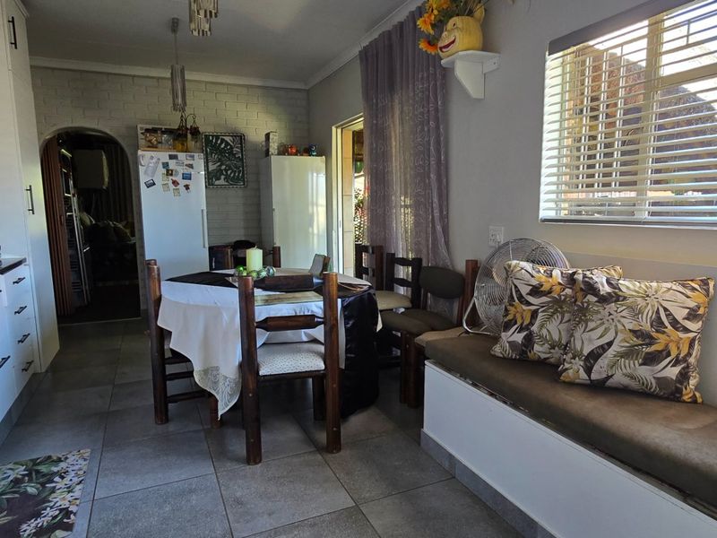 Beautiful Spacious Family Home – Rare Find! - Photo 4