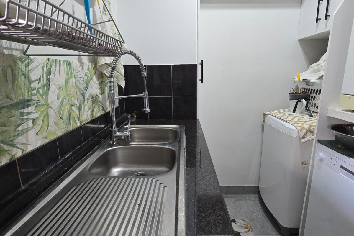 Beautiful Spacious Family Home – Rare Find! - Photo 5