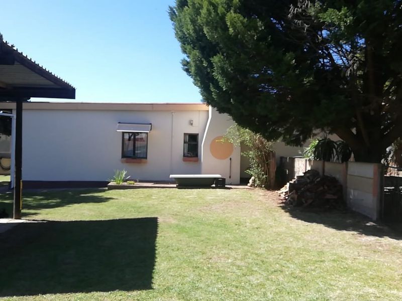 Well maintained family home for sale in Albertinia  - Photo 2