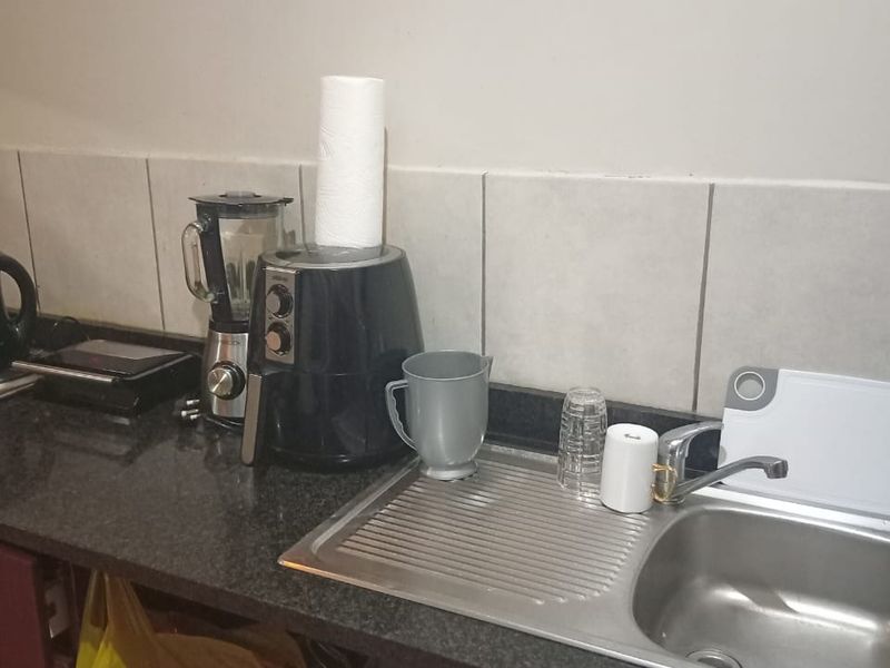 Stylish  1 bedroom apartment in the heart of Johannesburg - Photo 4