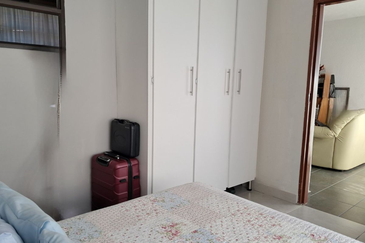 Pristine Renovated 2-Bedroom Apartment in Sunnyside - Photo 4