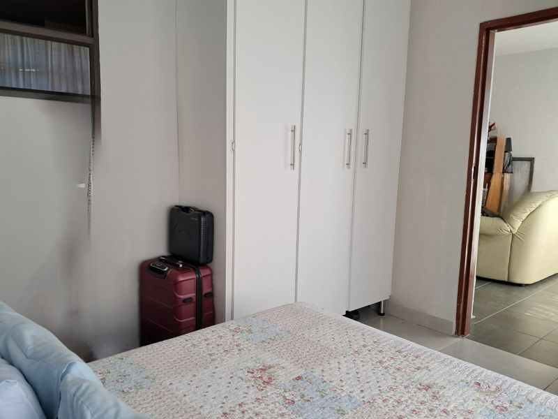 Pristine Renovated 2-Bedroom Apartment in Sunnyside - Photo 4