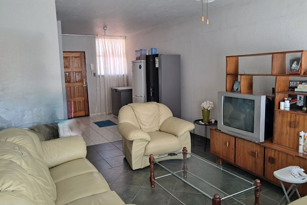 Pristine Renovated 2-Bedroom Apartment in Sunnyside - Photo 3