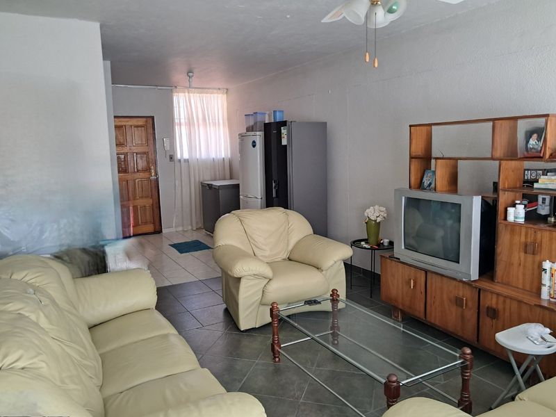 Pristine Renovated 2-Bedroom Apartment in Sunnyside - Photo 3