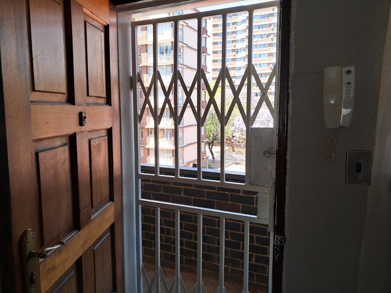 Pristine Renovated 2-Bedroom Apartment in Sunnyside - Photo 10