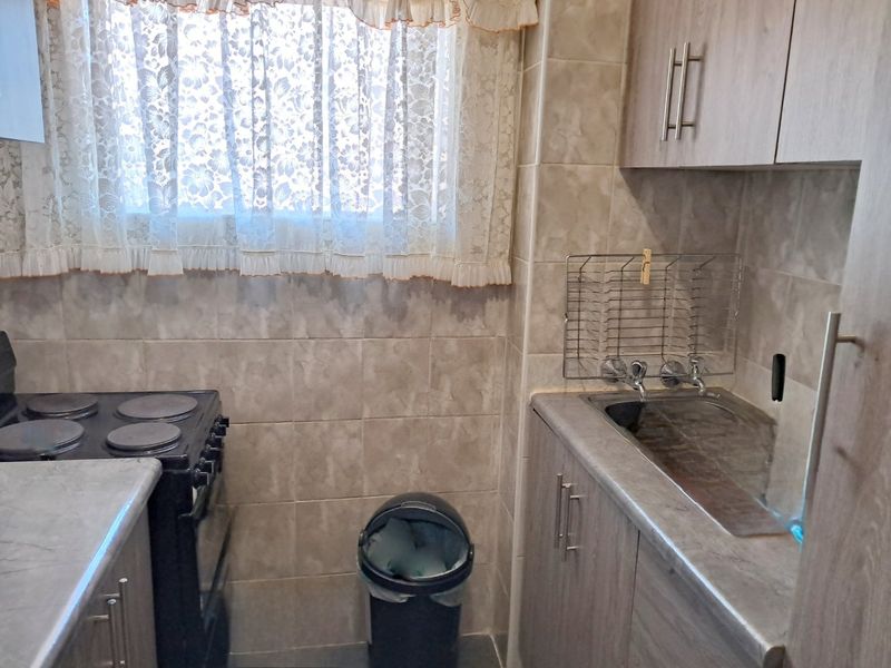 Pristine Renovated 2-Bedroom Apartment in Sunnyside - Photo 9