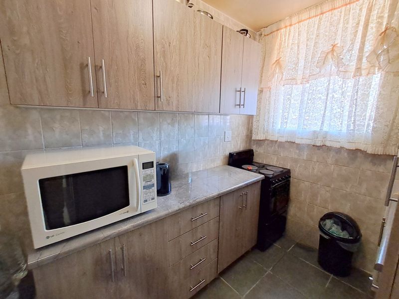 Pristine Renovated 2-Bedroom Apartment in Sunnyside - Photo 8