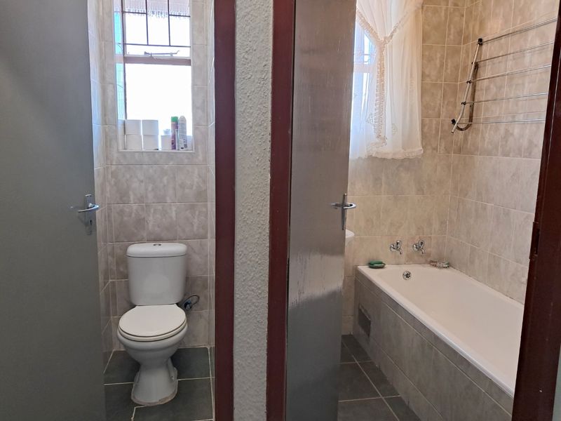 Pristine Renovated 2-Bedroom Apartment in Sunnyside - Photo 7