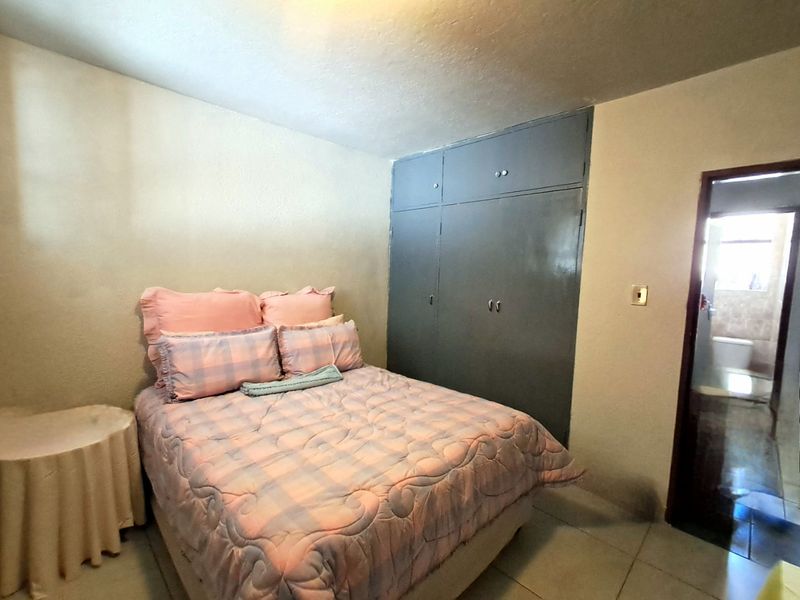 Pristine Renovated 2-Bedroom Apartment in Sunnyside - Photo 6