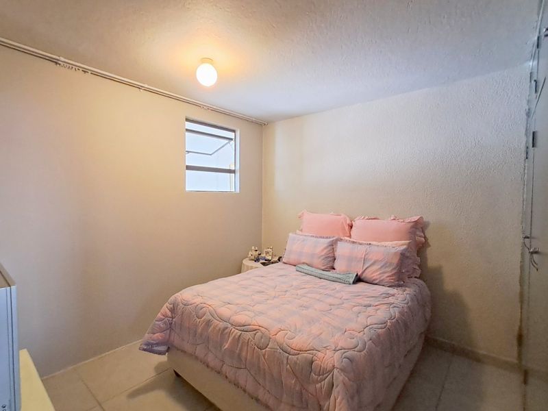 Pristine Renovated 2-Bedroom Apartment in Sunnyside - Photo 5