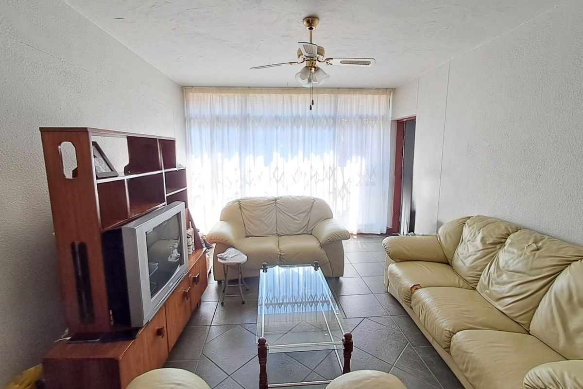 Pristine Renovated 2-Bedroom Apartment in Sunnyside - Photo 2