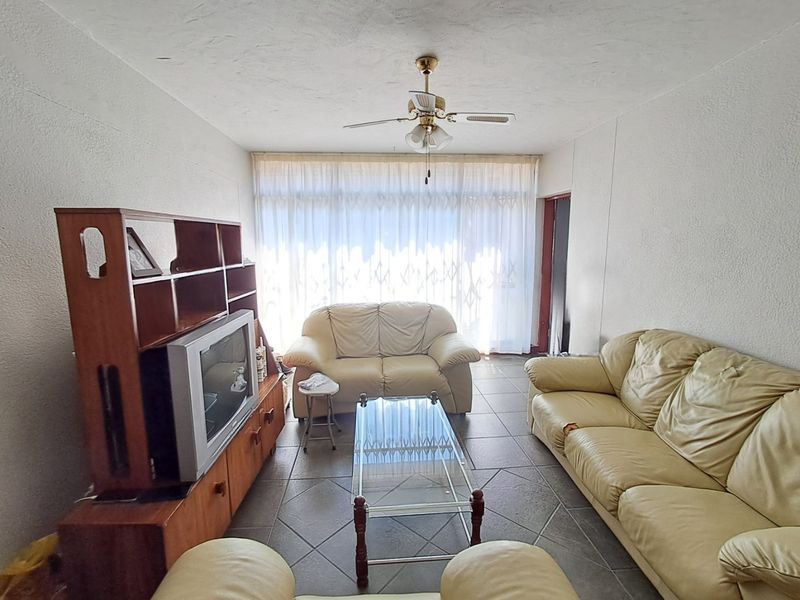 Pristine Renovated 2-Bedroom Apartment in Sunnyside - Photo 2