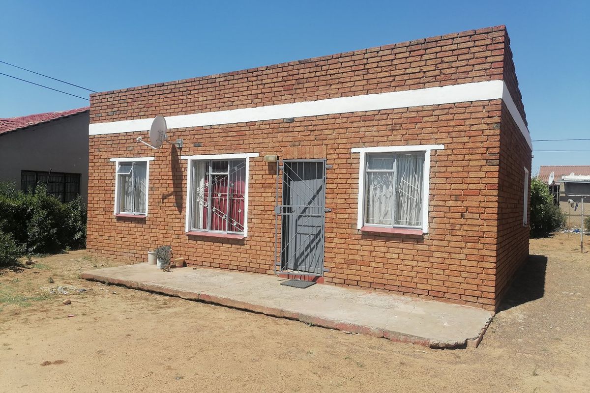 Spacious 3-Bedroom House for Sale – Ideal Location - Back into the Market - Photo 2