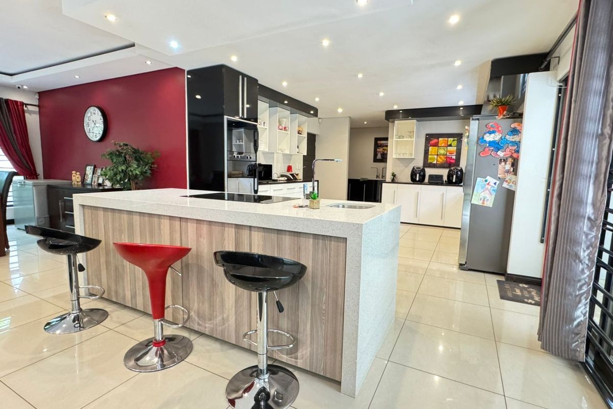 ULTIMATE SECURE MODERN 4 BEDROOM FAMILY HOME IN RUITERHOF!!! - Photo 4