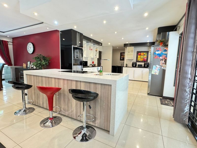 ULTIMATE SECURE MODERN 4 BEDROOM FAMILY HOME IN RUITERHOF!!! - Photo 4