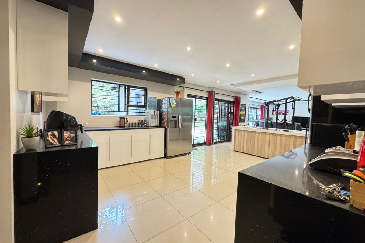 ULTIMATE SECURE MODERN 4 BEDROOM FAMILY HOME IN RUITERHOF!!! - Photo 2