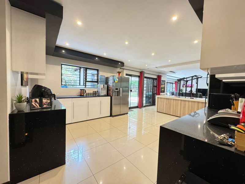 ULTIMATE SECURE MODERN 4 BEDROOM FAMILY HOME IN RUITERHOF!!! - Photo 2