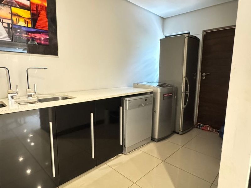 ULTIMATE SECURE MODERN 4 BEDROOM FAMILY HOME IN RUITERHOF!!! - Photo 5