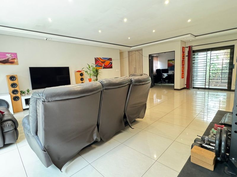 ULTIMATE SECURE MODERN 4 BEDROOM FAMILY HOME IN RUITERHOF!!! - Photo 9