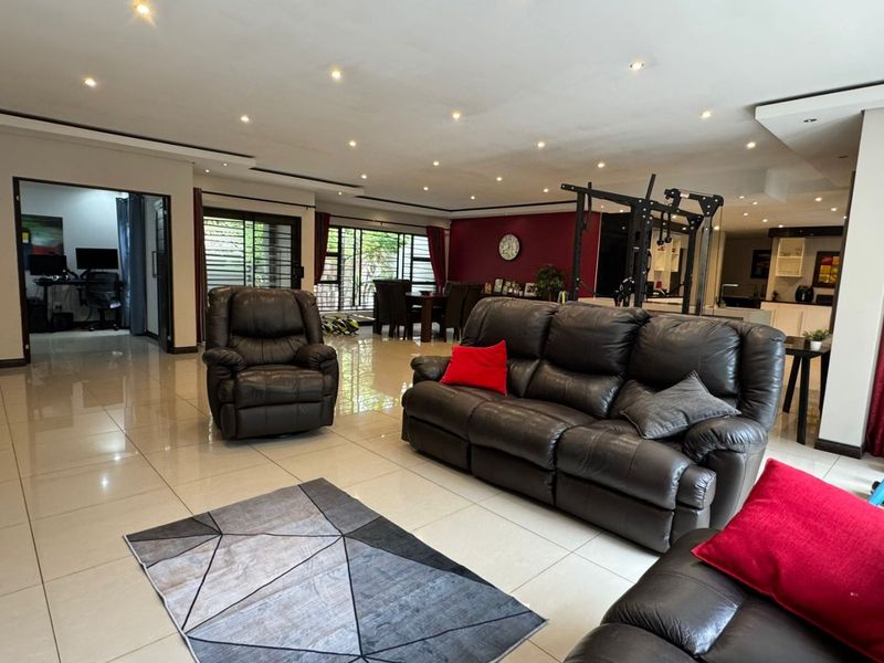 ULTIMATE SECURE MODERN 4 BEDROOM FAMILY HOME IN RUITERHOF!!! - Photo 8