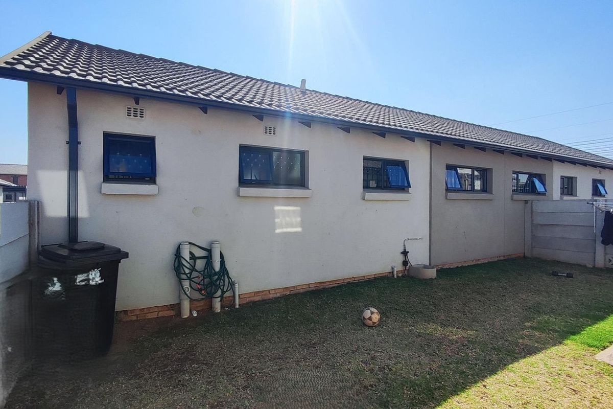 FOR SALE: SIMPLEX IN A SECURITY COMPLEX IN ALBERTSDAL: R910 000 - Photo 2