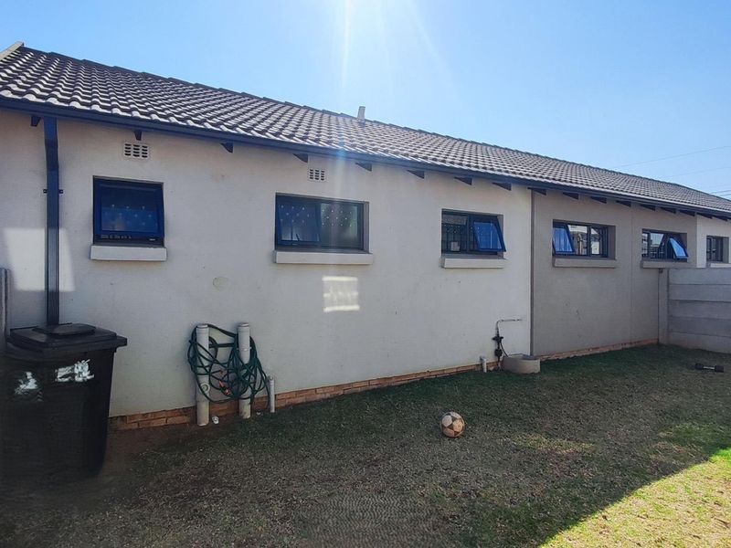 FOR SALE: SIMPLEX IN A SECURITY COMPLEX IN ALBERTSDAL: R910 000 - Photo 2