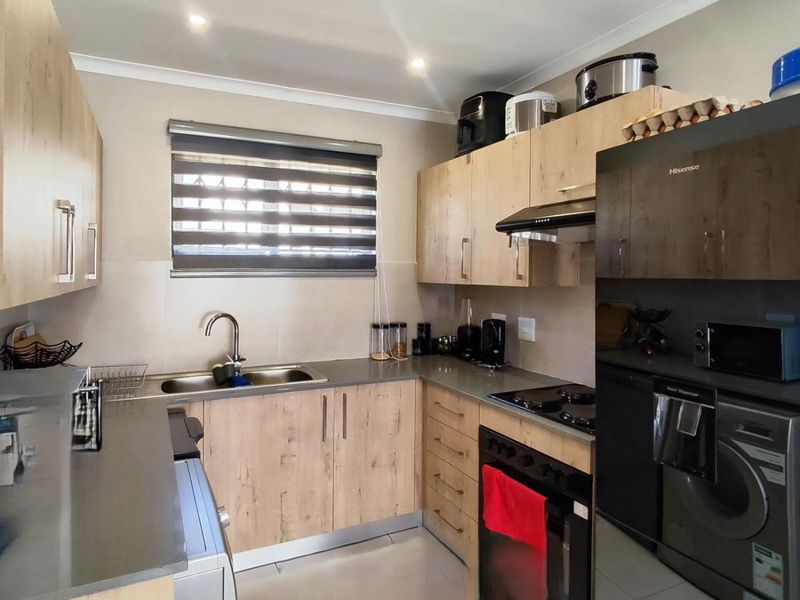 FOR SALE: SIMPLEX IN A SECURITY COMPLEX IN ALBERTSDAL: R910 000 - Photo 3