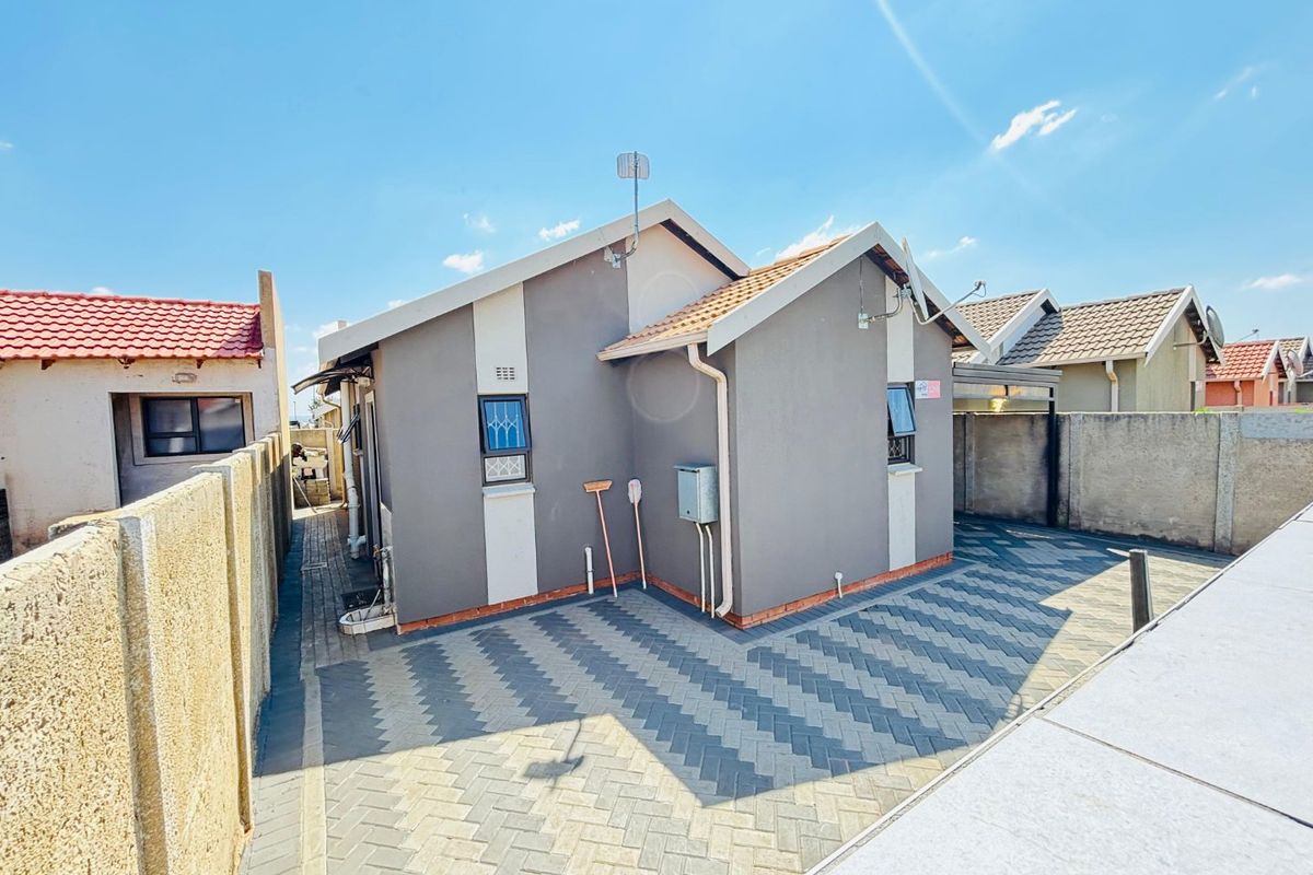 Stunning 3 bedroom house for sale in Sky City , located in Alberton South.  - Photo 5