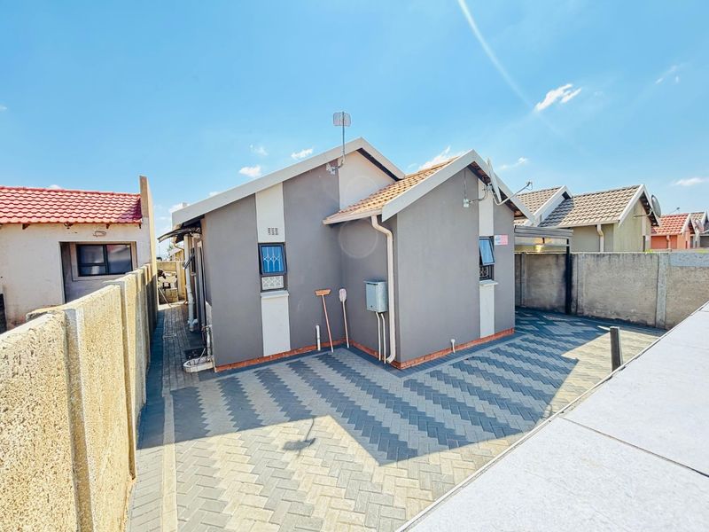 Stunning 3 bedroom house for sale in Sky City , located in Alberton South.  - Photo 5