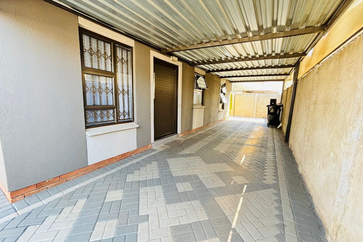 Stunning 3 bedroom house for sale in Sky City , located in Alberton South.  - Photo 3