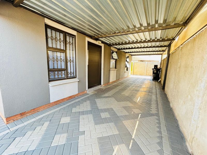 Stunning 3 bedroom house for sale in Sky City , located in Alberton South.  - Photo 3