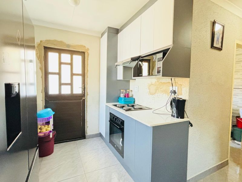 Stunning 3 bedroom house for sale in Sky City , located in Alberton South.  - Photo 8