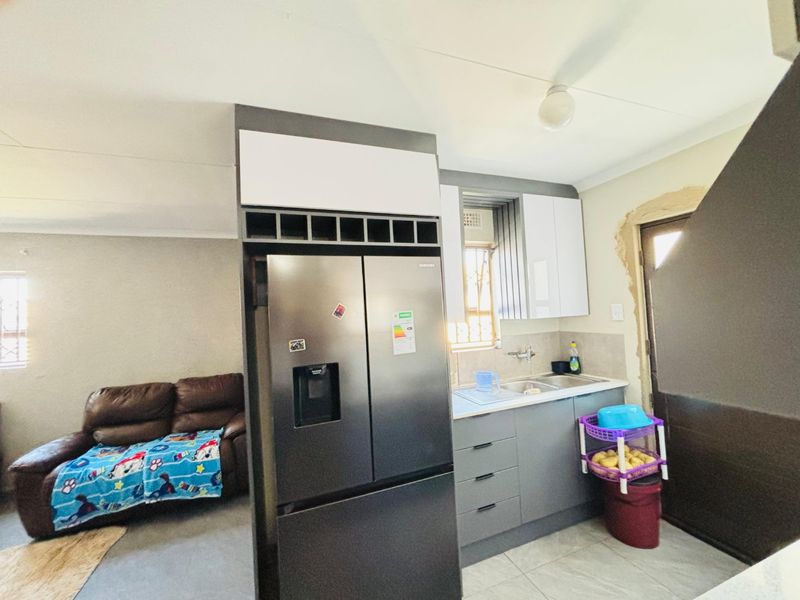 Stunning 3 bedroom house for sale in Sky City , located in Alberton South.  - Photo 9