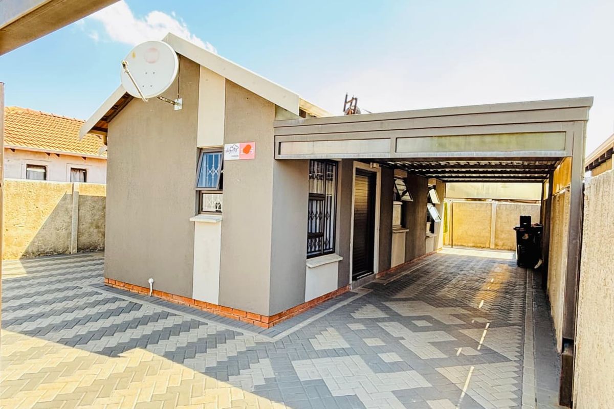 Stunning 3 bedroom house for sale in Sky City , located in Alberton South.  - Photo 2