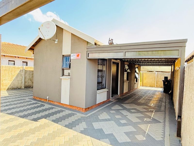 Stunning 3 bedroom house for sale in Sky City , located in Alberton South.  - Photo 2