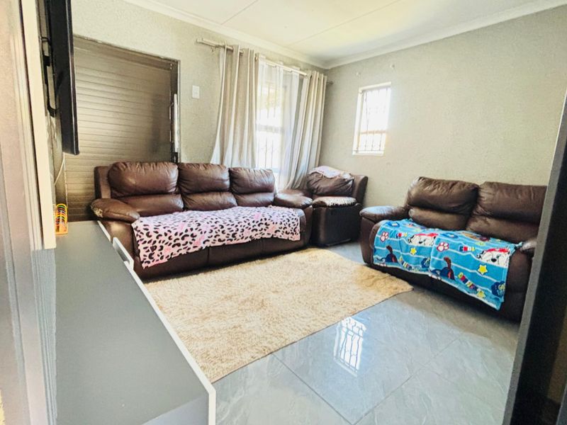 Stunning 3 bedroom house for sale in Sky City , located in Alberton South.  - Photo 6