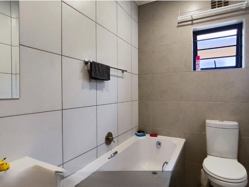 A GEM AWAITING YOU IN ALBERTSDAL - Photo 8